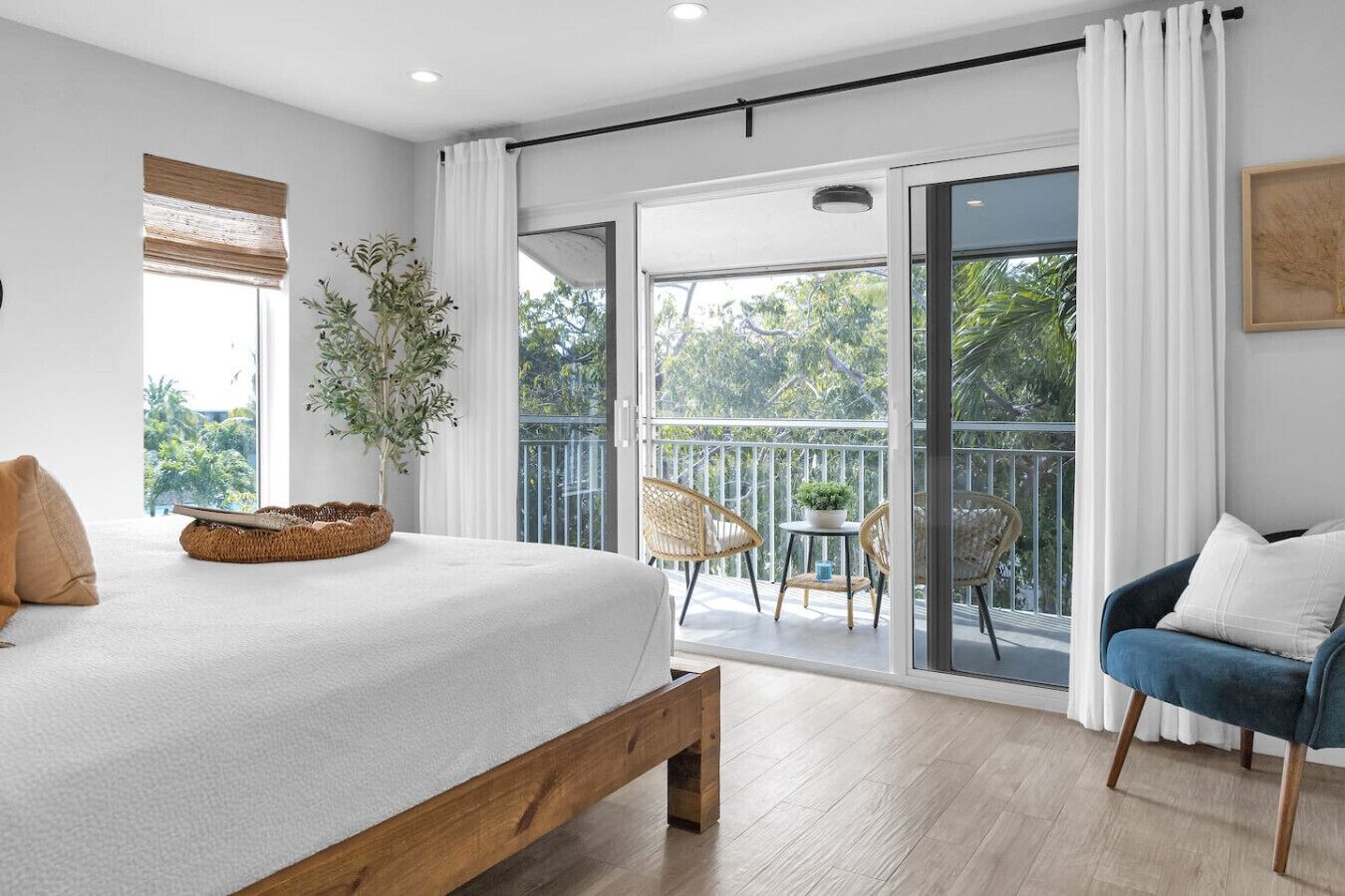 3 habitaciones, escritorio y tabla de planchar con plancha 