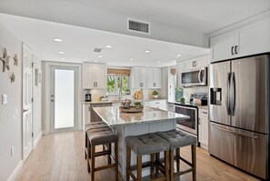 Fridge, microwave, oven, stovetop - Beautiful Kawama Townhouse (Key Largo)