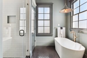 Bathtub, hair dryer, towels, shampoo - Designer Home on Magazine | Pool and Spa (New Orleans)
