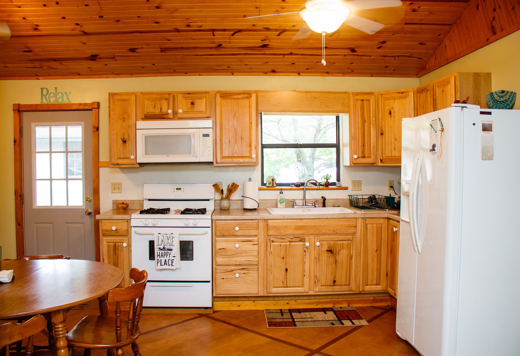 Fall on the Lake: Beautiful views, Pet-Friendly, 1 mile to boat ramp!