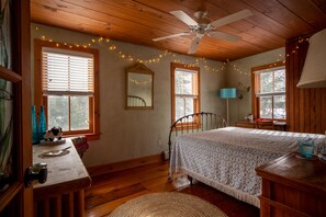 6 bedrooms, desk, iron/ironing board, WiFi - Fabulous cozy farmhouse on a Hudson Valley mountaintop (Cragsmoor)