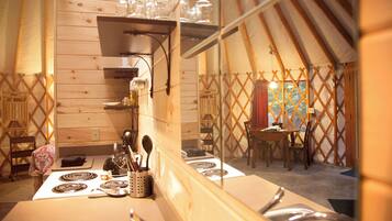 Frigorífico, microondas, horno y placa de cocina