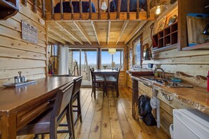 Dining - Mountainside cabin "Sasquatch Haven" (Liberty)
