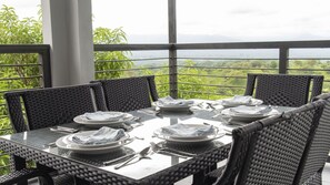 Outdoor dining - Spacious Fully Air-Conditioned Contemporary Villa Private Pool & Game Room (Manuel Antonio)