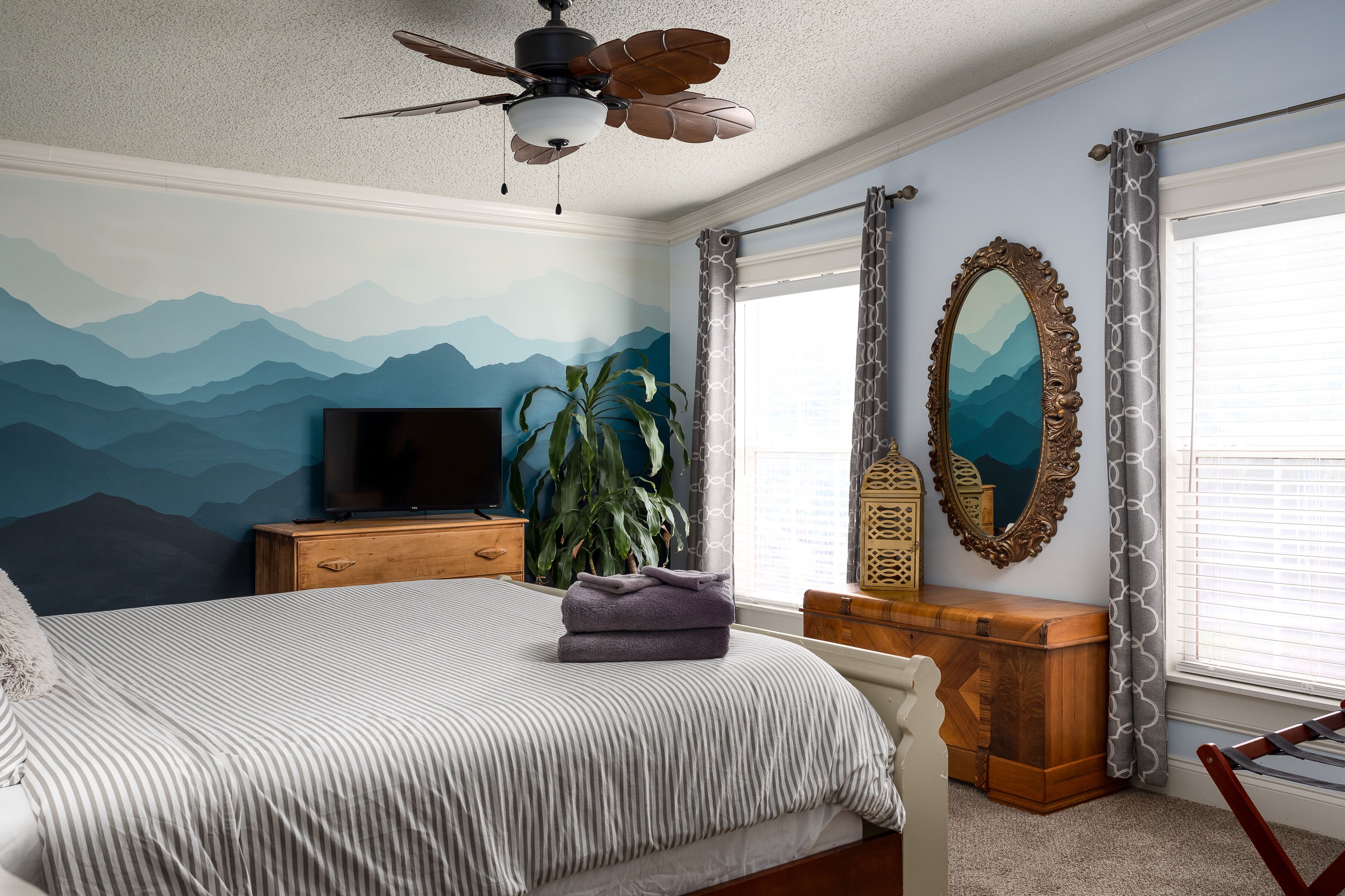 West AVL Family Funhouse • HUGE playground • Views • 5mi to AVL • Private Office