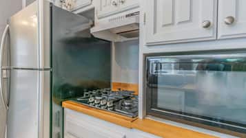 Refrigerador con congelador, microondas y parrilla de estufa