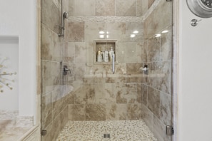Combined shower/tub, jetted tub, hair dryer, towels - Luxurious Family Rental w/ Heated Pool and sport court (Scottsdale)