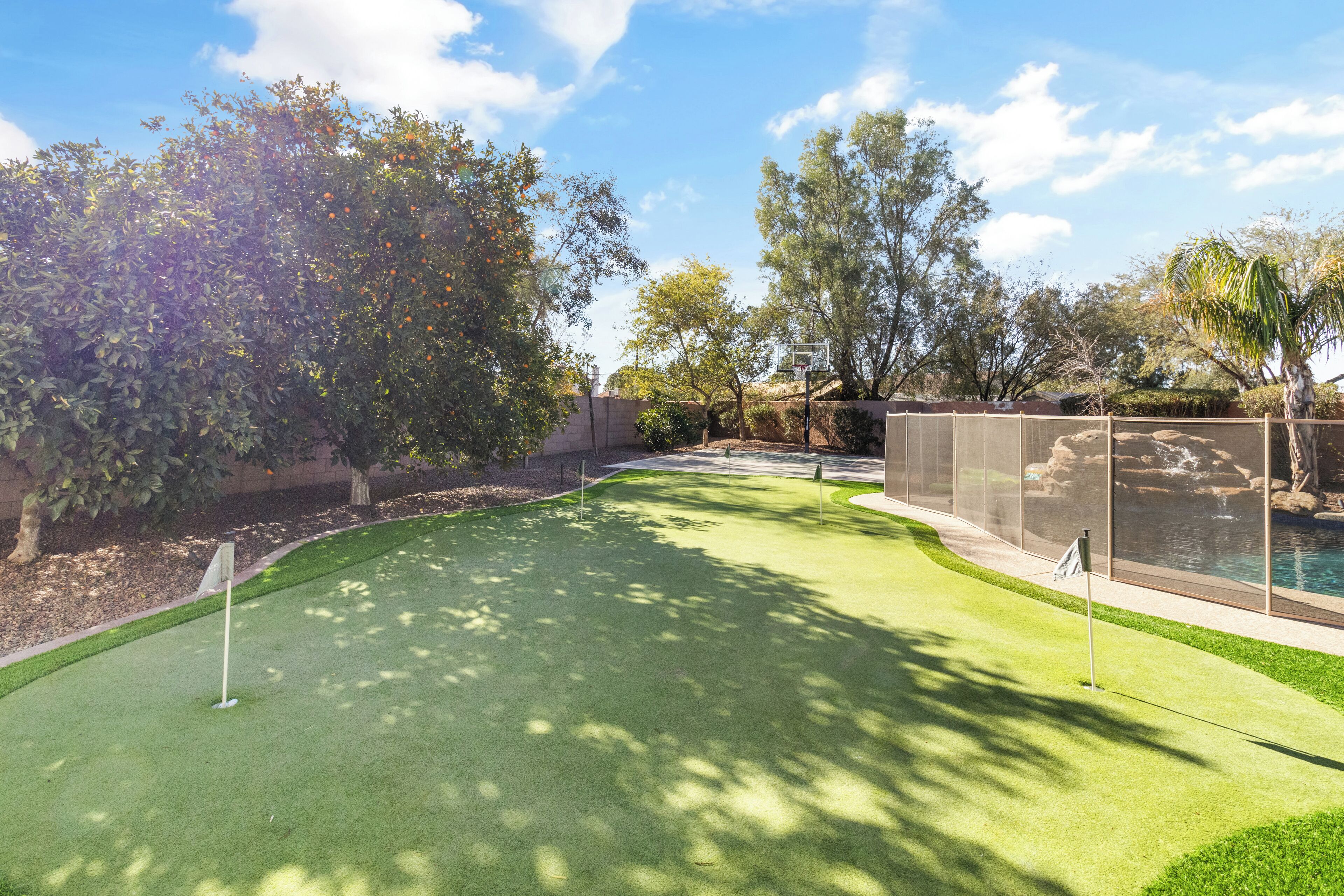 Un parcours de golf bien entretenu, avec des allées dégagées, un green d’entraînement et un espace piscine.