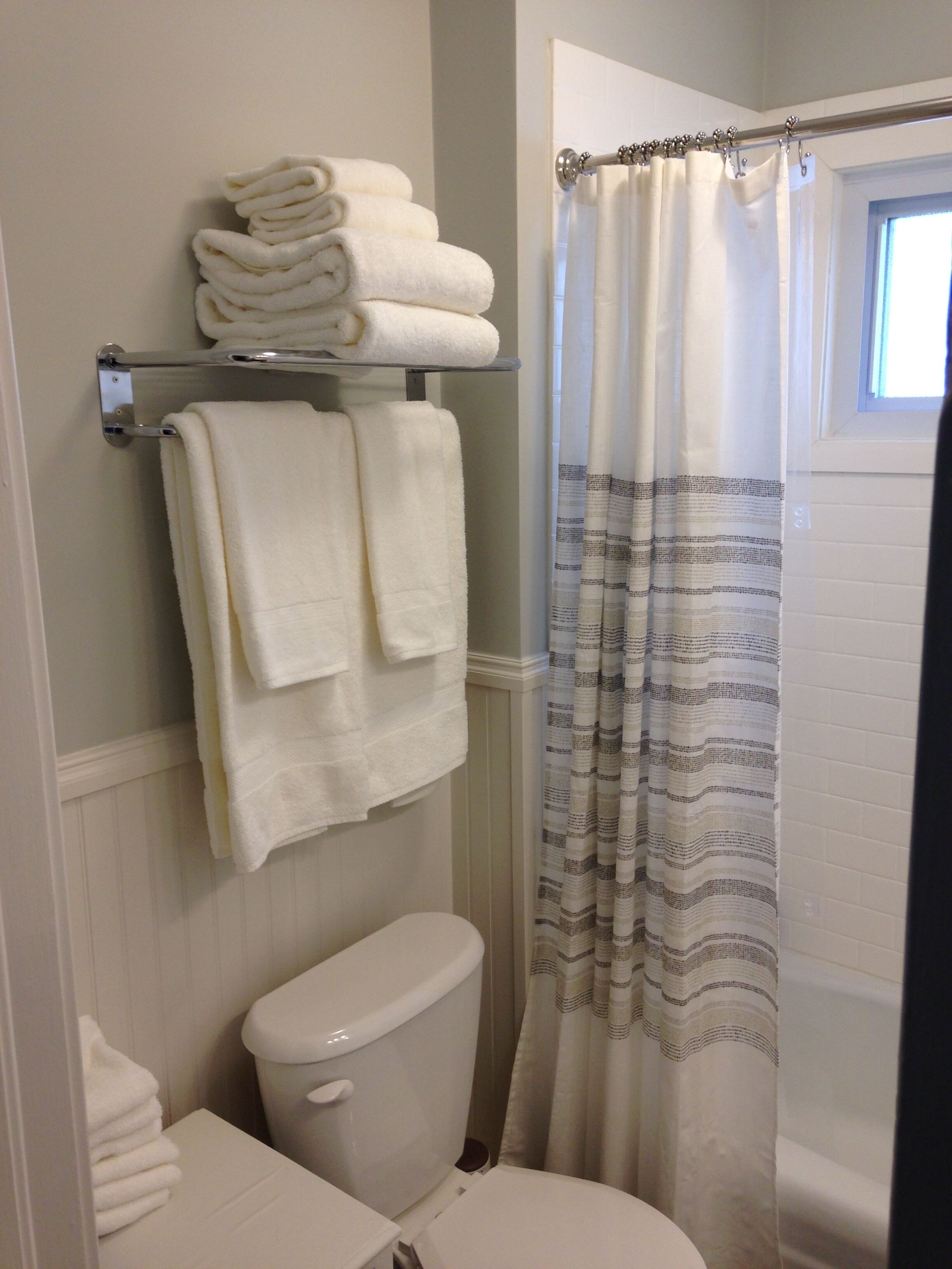 Charming Bungalow Superior Street, Only 2 Blocks To Beach & Town