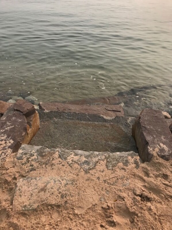 Eine felsige Küste mit klarem Wasser.