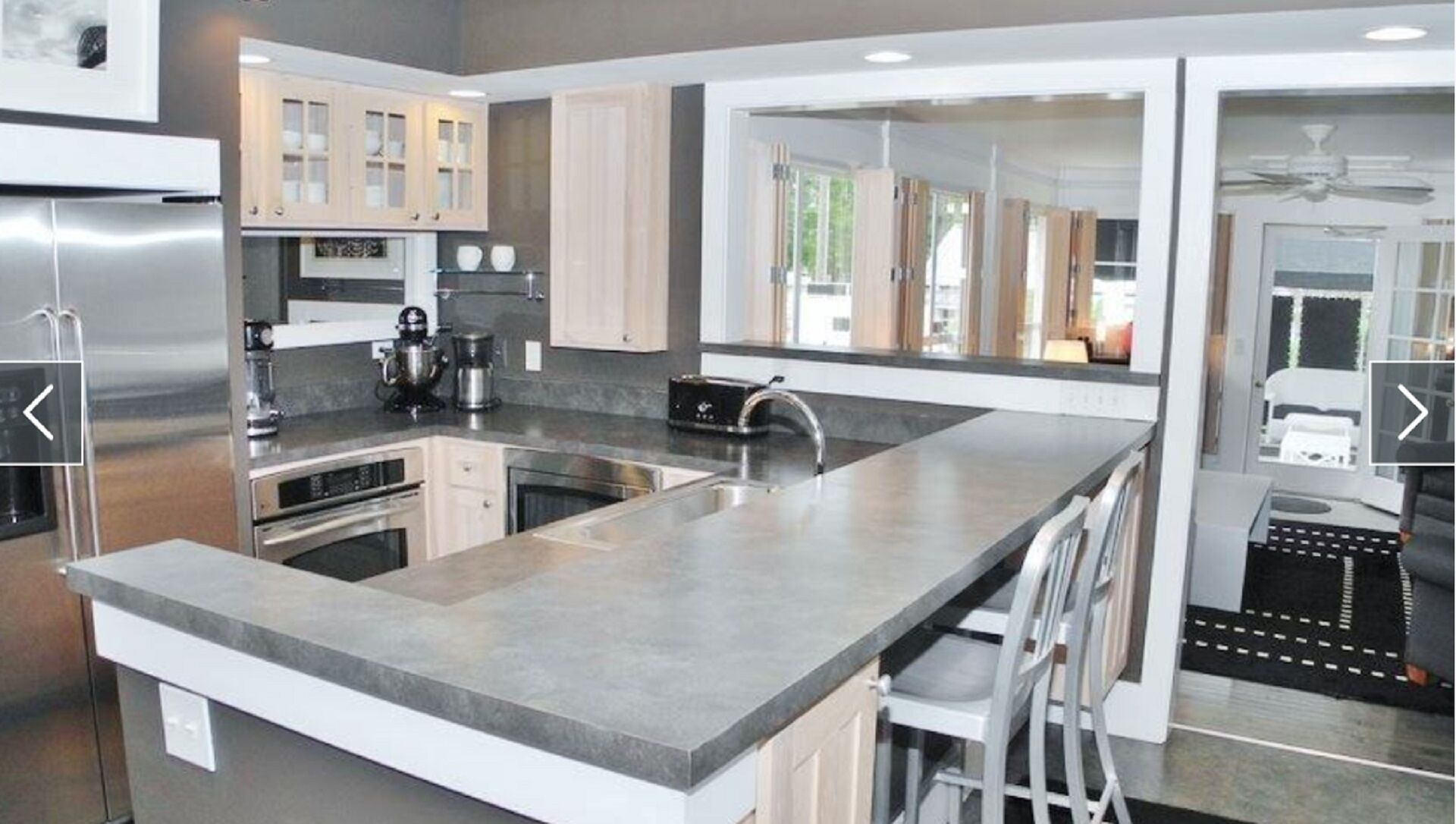 White Fence Main House and Carriage House Suite  - Exquisite Private Waterfront!