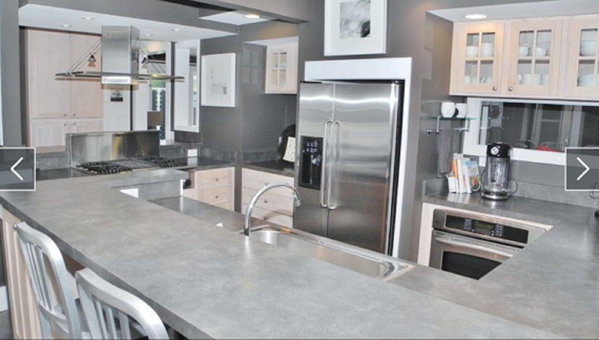 White Fence Main House and Carriage House Suite  - Exquisite Private Waterfront!