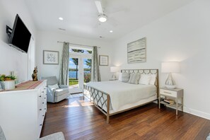 7 bedrooms, desk, WiFi, bed sheets