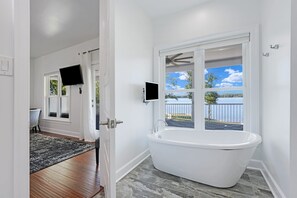 7 bedrooms, desk, WiFi, bed sheets