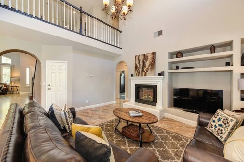 WIND HOUSE Luxury Next to Downtown OldTown Airport SleepTrain Arena Pool Sauna