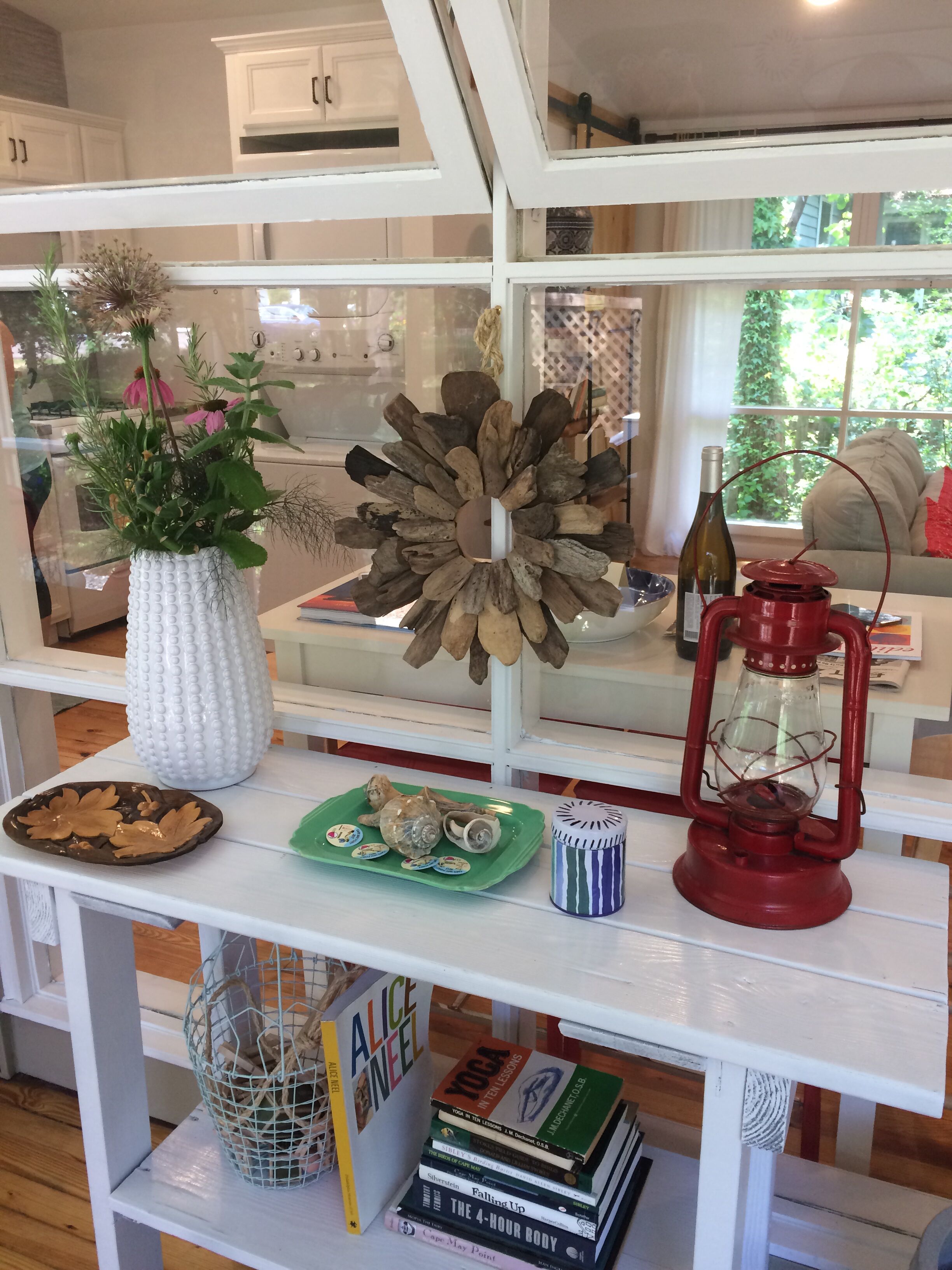 Natural Beach Beauty! Newly renovated mid-century modern,dog-friendly.