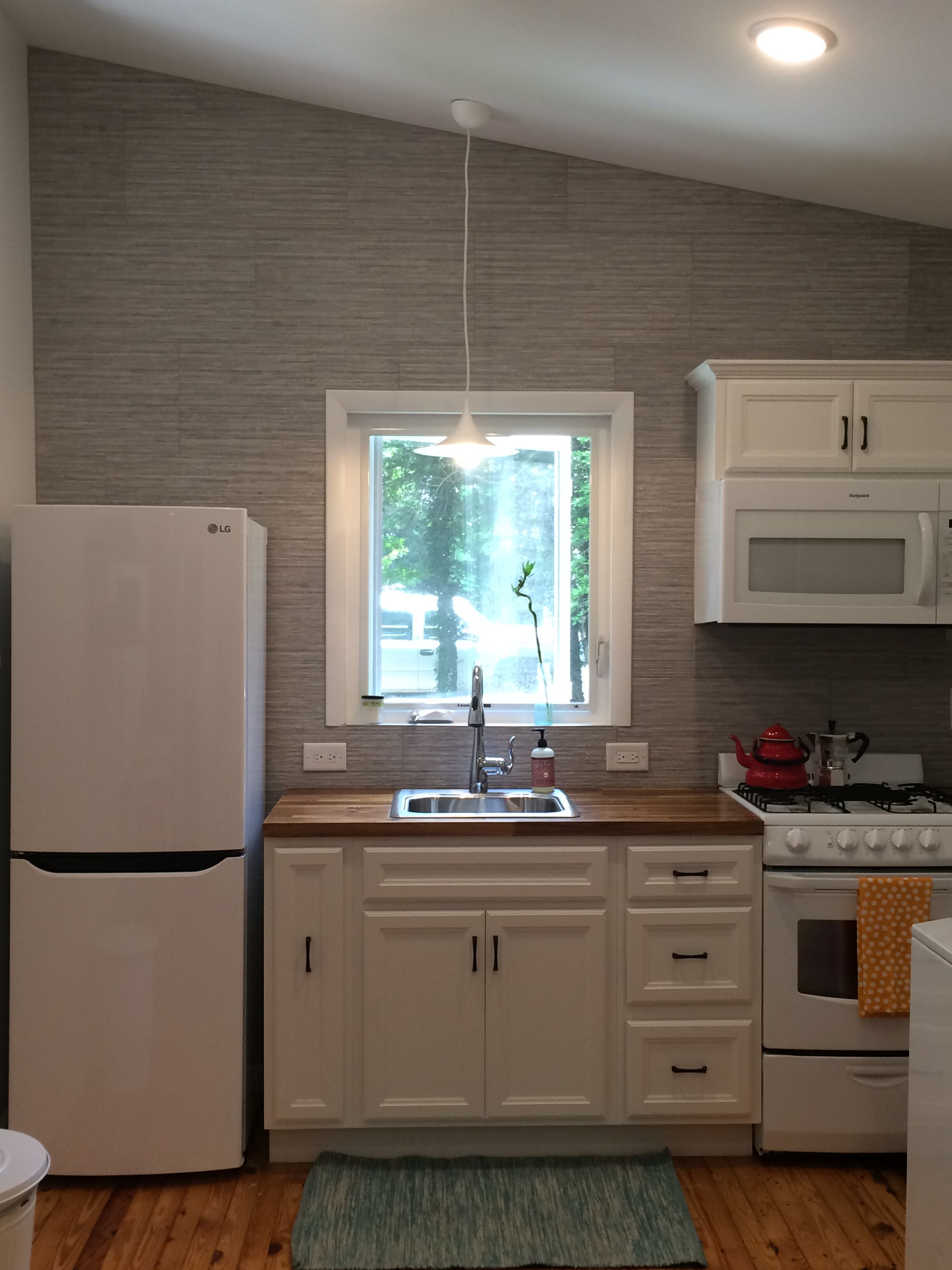 Natural Beach Beauty! Newly renovated mid-century modern,dog-friendly.