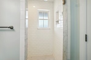 Bathtub, towels