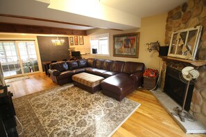 TV connectée, cheminée, jeux vidéo, lecteur de DVD