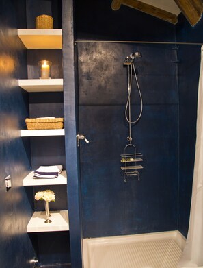 Een bad/douchecombinatie, een haardroger, een bidet, handdoeken