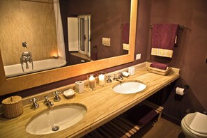 Combined shower/tub, hair dryer, bidet, towels