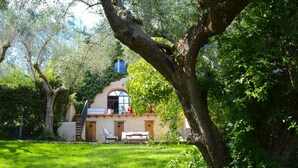 A rustic villa with a stone staircase leading to a balcony, surrounded by lush greenery. - FABULOUS 4BD HOME IN CAPALBIO W/ PRIVATE POOL & GARDEN, MINUTES TO THE BEACH! (capalbio)