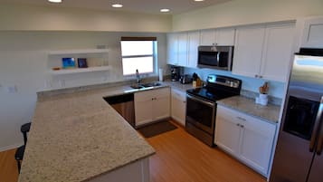 Refrigerador, microondas, horno, placa de cocina