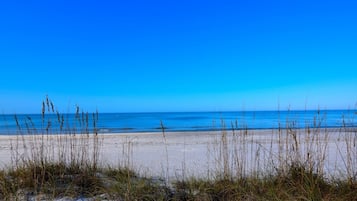 En la playa, sillas reclinables de playa, toallas de playa