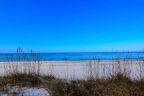 Am Strand, Liegestühle, Strandtücher