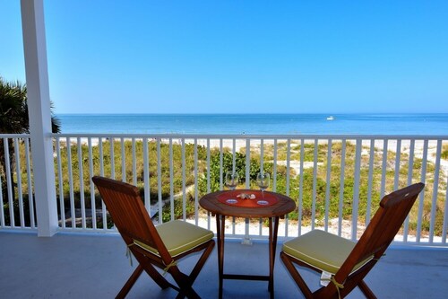 Beachfront Condo With Panoramic Views of the Gulf Plus, Beach Gear, Grill & Wifi