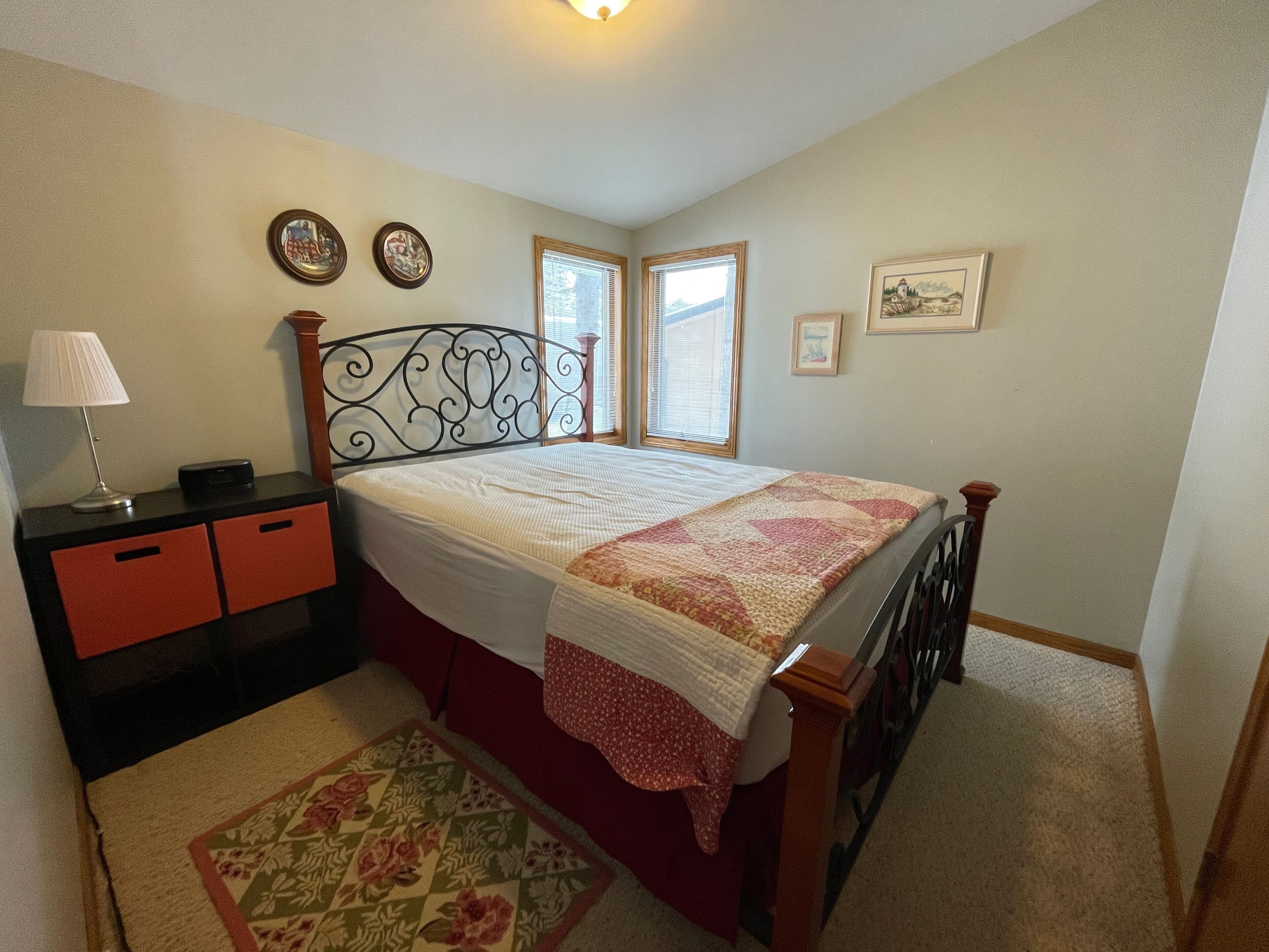 Upscale lakeside cottage on the beautiful Lake Mitchell