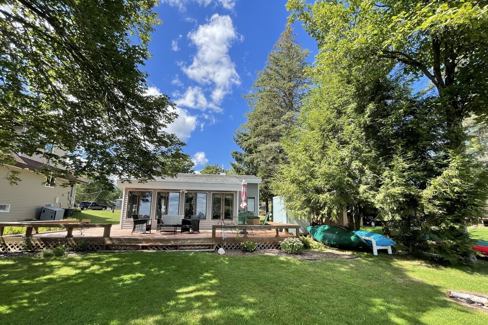 Upscale lakeside cottage on the beautiful Lake Mitchell