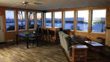 Smart-tv, tv-spel, dvd-spelare och bordsfotboll