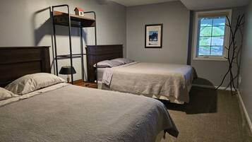 3 bedrooms, desk, iron/ironing board, WiFi