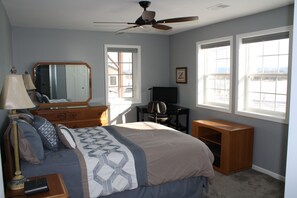 3 bedrooms, desk, iron/ironing board, WiFi