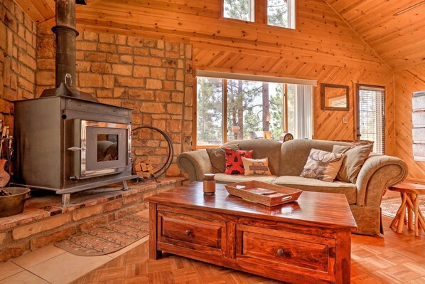 Téléviseur connecté, foyer, lecteur de DVD, livres