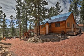 Exterior - Fire Pit + Stunning Views ~ 2BD 1 BTH Mountain Cabin - Quiet, Dead End Lane (Duck Creek Village)