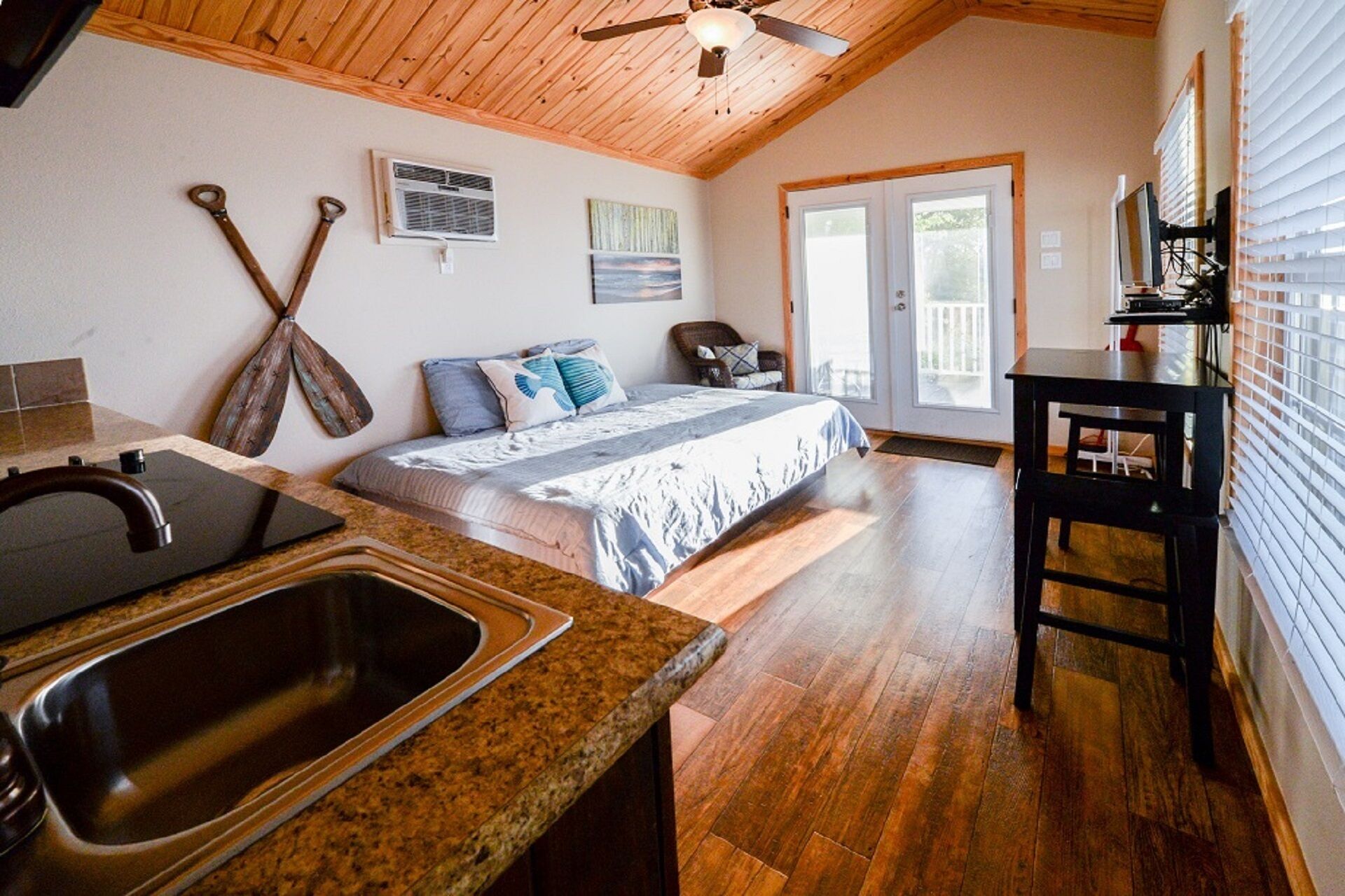 Shore Side Cottage for Two!