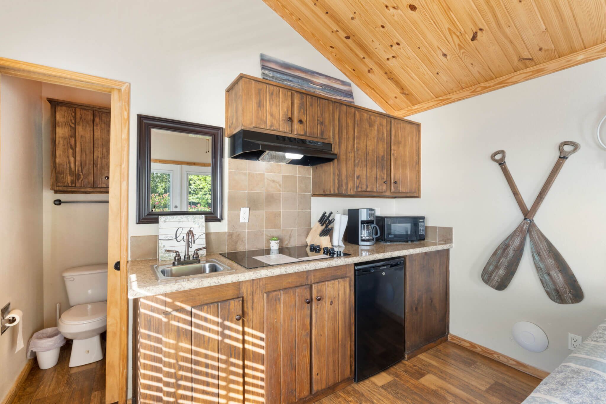 Een koelkast, een microgolfoven, een kookplaat