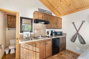 Fridge, microwave, stovetop, coffee/tea maker - Shoreside at CrossTimbers Marina (Sperry)