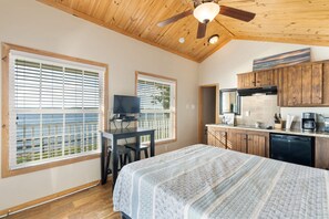 1 bedroom, free WiFi, bed sheets - Shoreside at CrossTimbers Marina (Sperry)