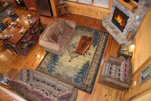 Smart TV, chimenea, futbolito y libros