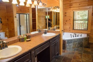 Bathtub, hair dryer, towels - Hillbilly Hotel, Great Resort, Great Game Room (Sevierville)