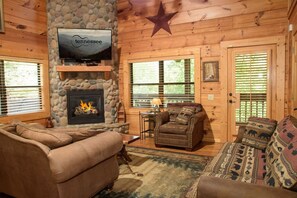 Smart TV, fireplace, DVD player, table football - Hillbilly Hotel, Great Resort, Great Game Room (Sevierville)