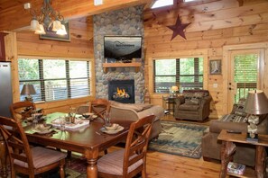 Smart TV, fireplace, DVD player, table football - Hillbilly Hotel, Great Resort, Great Game Room (Sevierville)
