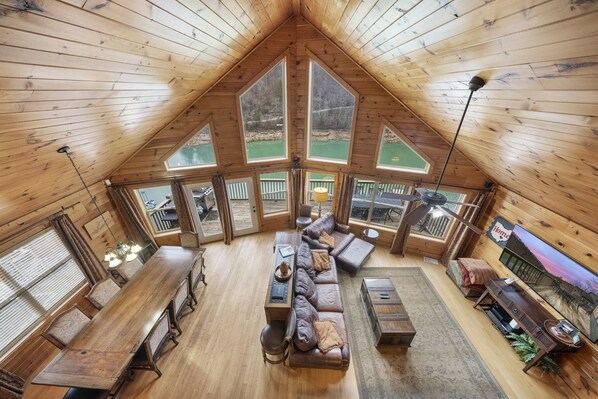 Smart-tv och ett bordtennisbord