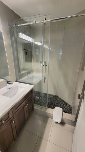 Duschwanne, Haartrockner, Handtücher, Toilettenpapier