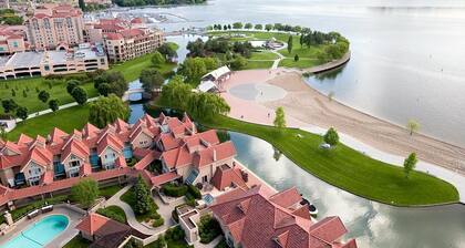 Incroyable centre-ville au bord de l'eau avec accès à la plage avec vue sur le lac et amarrage de bateau.