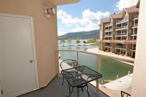 Outdoor dining - AMAZING Downtown Waterfront with Lake View Beach Access &  Boat Moorage. (Kelowna)