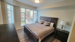 3 bedrooms, iron/ironing board, free WiFi, bed sheets - AMAZING Downtown Waterfront with Lake View Beach Access &  Boat Moorage. (Kelowna)